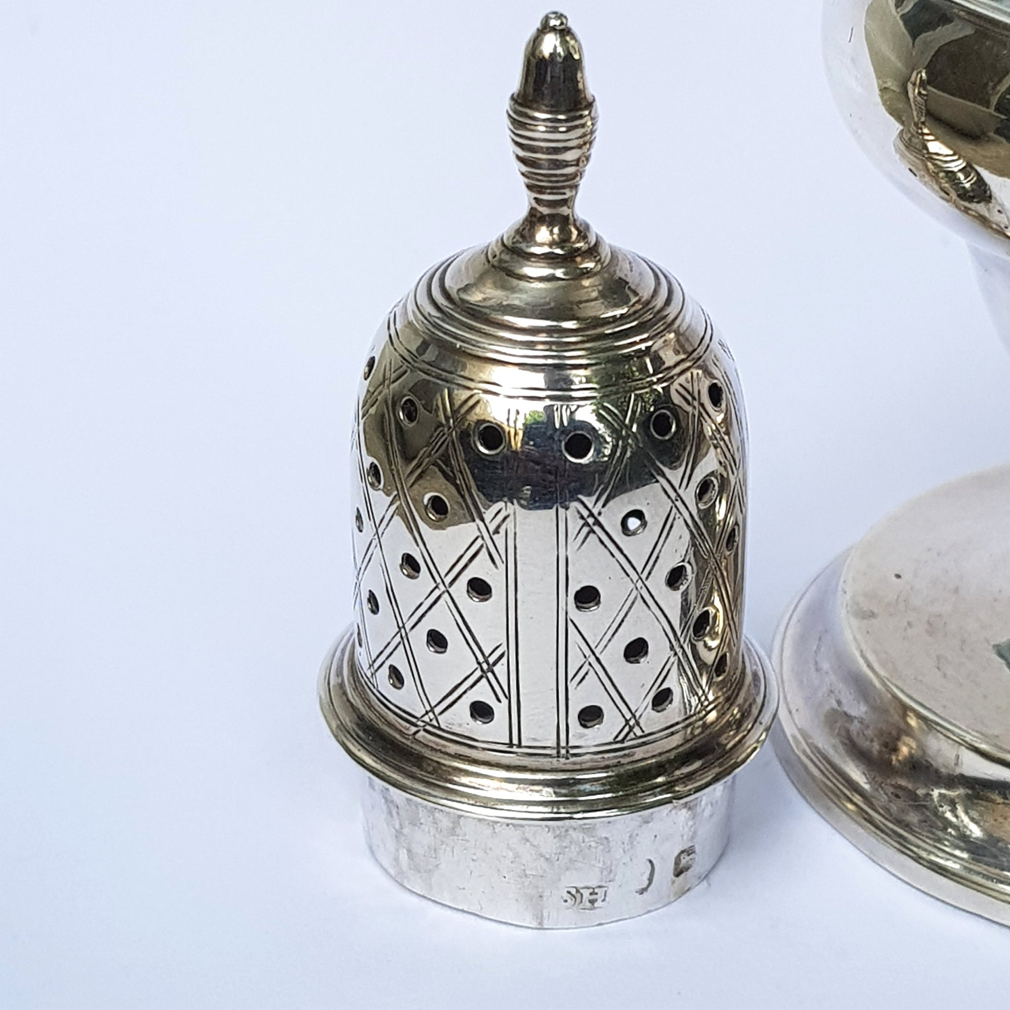 Sterling Silver Urn Pattern Muffiner Shaker Table Caster Antique Georgian London Circa 1793