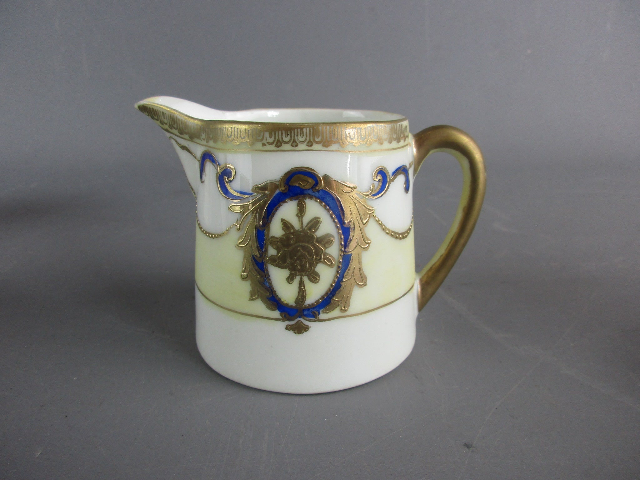A Japanese Kinjo Bone China Cups, Saucers, Milk Jug & Sugar Bowl Set Vintage C early 20th Century