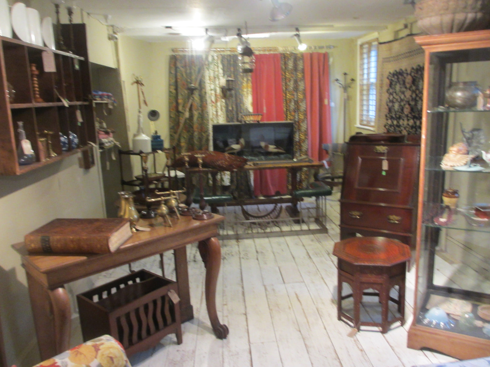 Room for Rent at Top Banana Antiques Mall.