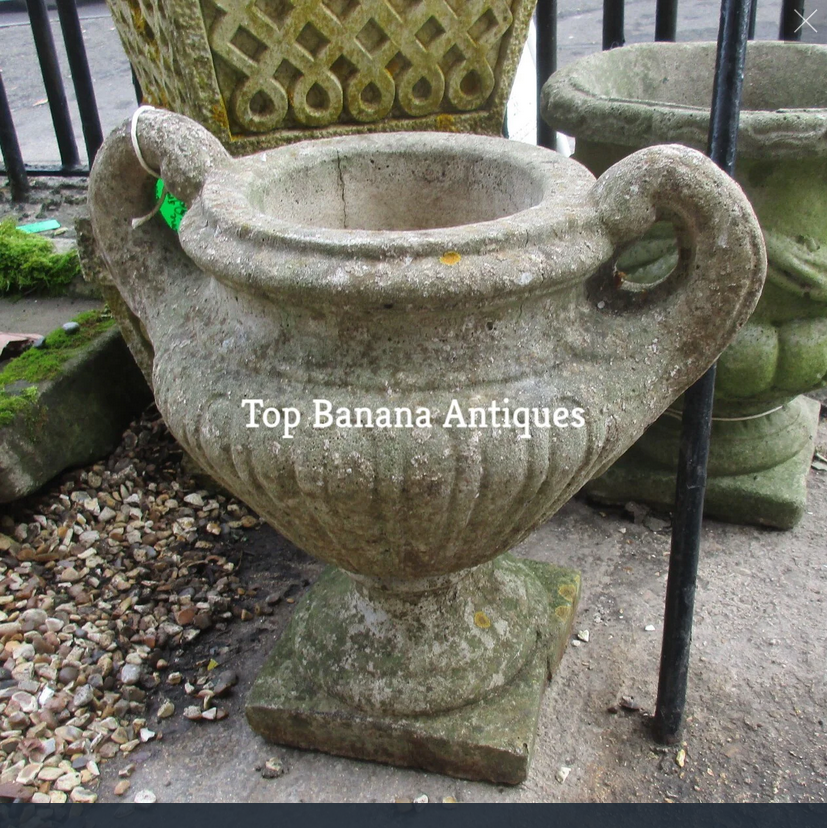 How much does a Antiques Dealer urn