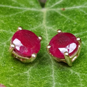 9k Gold Good Pair OF Synthetic Ruby Ear Studs Earrings Vintage Circa 1980's