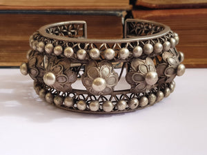 Jeweller Made Solid Silver Chunky Daisy Flower And Filigree Open Cuff Bangle Antique circa 1910