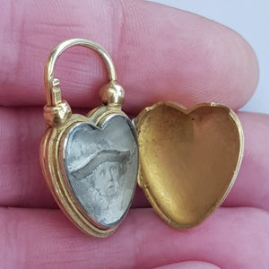 15k Gold Rare Foliate Chased Heart Shaped Picture Locket Antique Victorian circa 1870