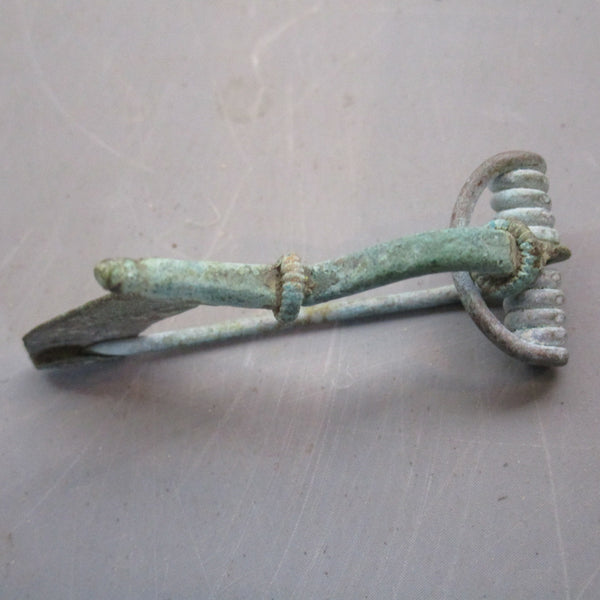 La Yvonne Broche ancienne d'époque Art Déco en platine, or blanc et La Yvonne Broche ancienne d'époque Art Déco en platine, or blanc et