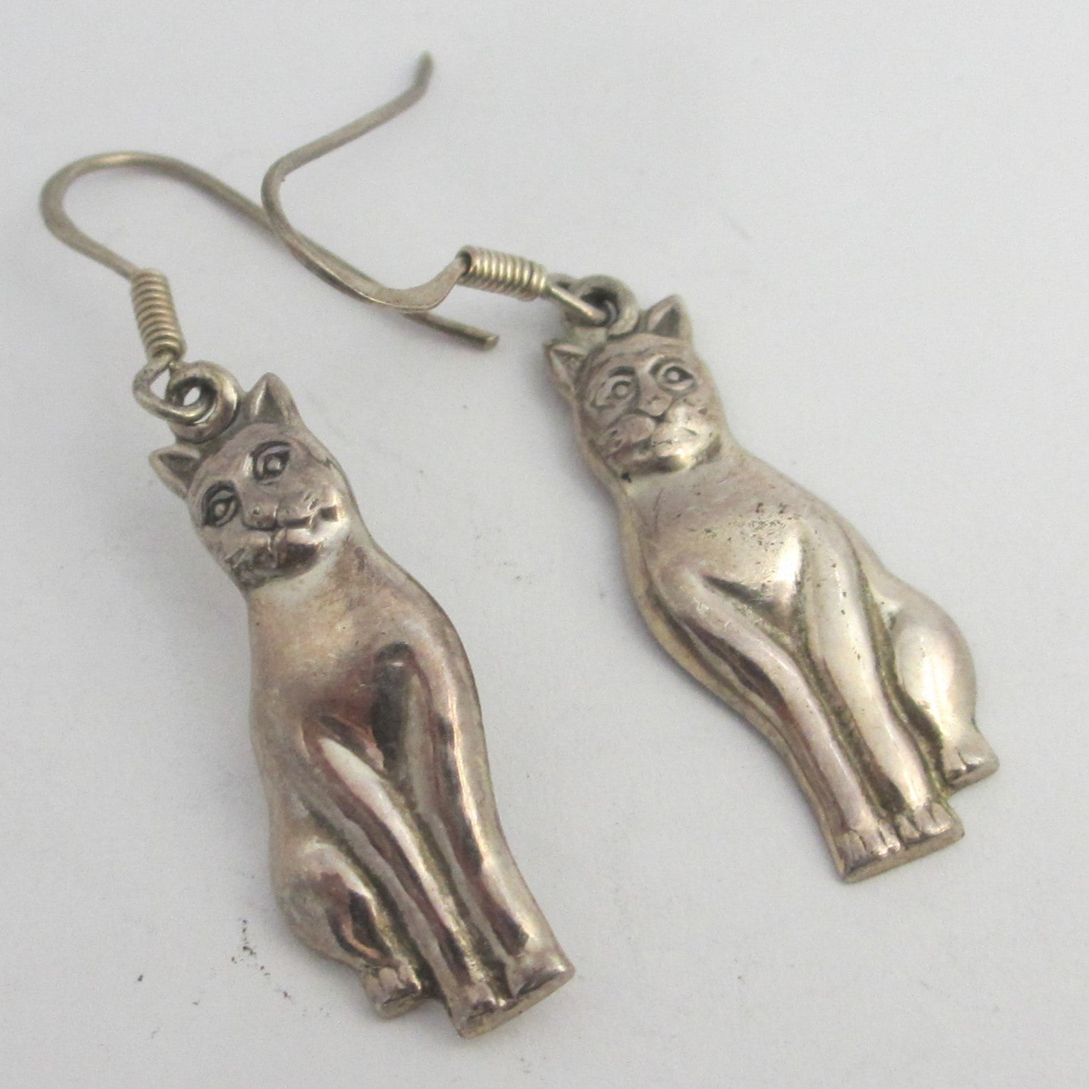 Sitting Cat Sterling Silver Dangling Pendant Earrings Vintage c1980