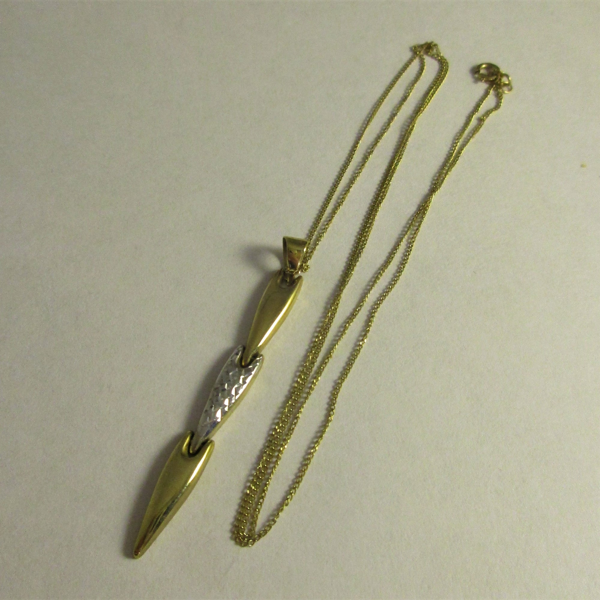9k Bi-Colour Gold  Pendant And Chain Vintage 20th Century.