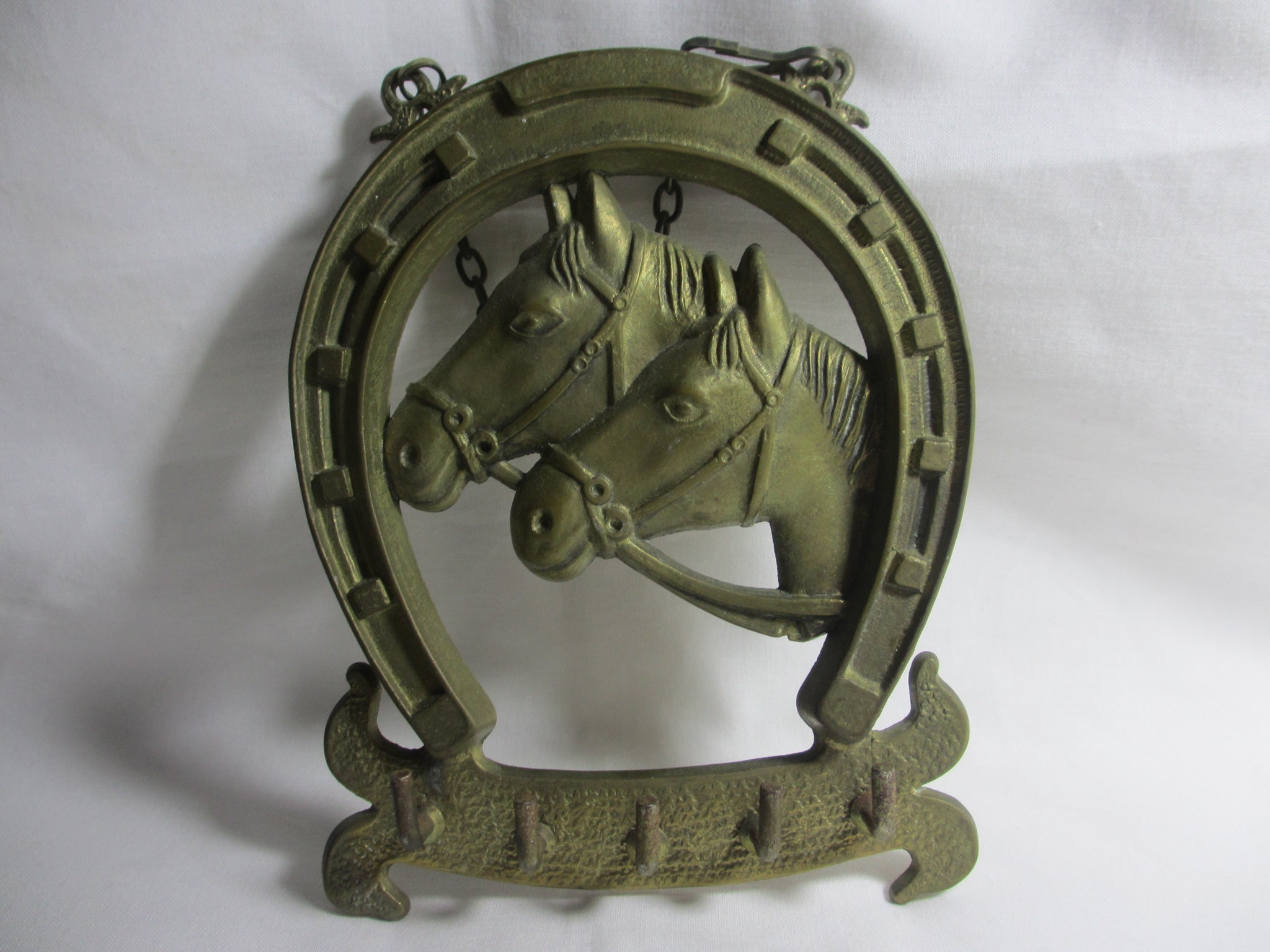 https://topbananaantiques.com/cdn/shop/products/vintage-horseshoe-horse-head-brass-key-holder-c1980-2_2048x.jpg?v=1616154467